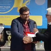 Il momento della consegna del Premio alla carriera a Silvio Baldini