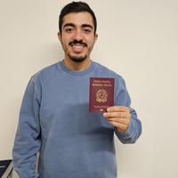 Lo studente Manuel Speziale con il passaporto