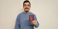 Lo studente Manuel Speziale con il passaporto